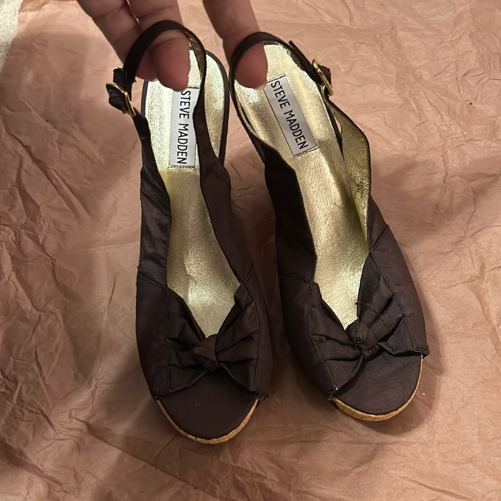 Steve Madden Y2K brown fabric w/bow tie peep toe front “Cerona” woven wedge heel